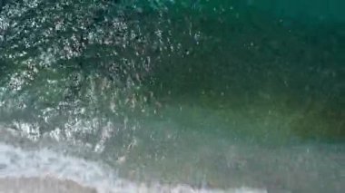 4k, Alanya plajı deniz kumu ve gökyüzü. Yaz günü deniz manzaralı bir yer. Plaj bölgesi. Alanya, Antalya, Türkiye 'de. Yüksek kalite 4k görüntü