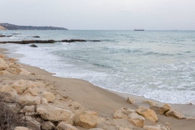 Bulgaristan 'ın Varna kentinin güzel kıyıları. Deniz taşlara çarpıyor, inanılmaz deniz manzarası.. 