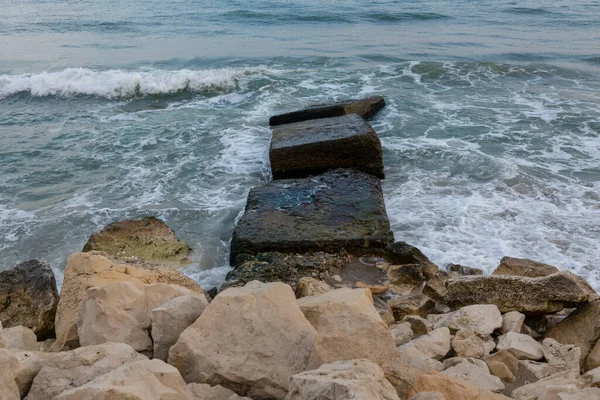 Den Vackra Kusten Staden Varna Bulgarien Havet Slår Mot Stenarna — Stockfoto