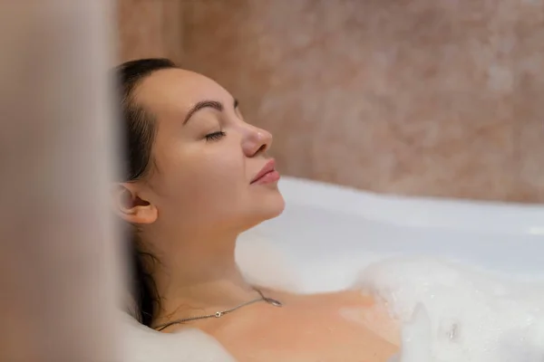 Vacker Ung Kvinna Avkopplande Liggande Bathtube Badrummet — Stockfoto