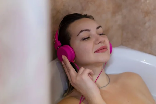 Красива Молода Жінка Навушниками Розслабляється Ванній — стокове фото