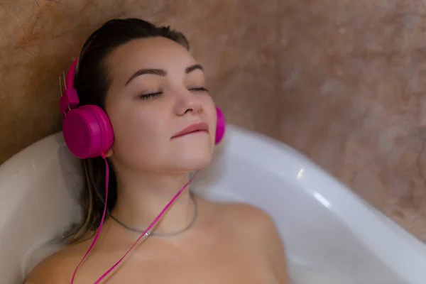 Beautiful Young Woman Headphones Relaxing Bathtub — Stock Photo, Image