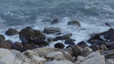 Bulgaristan 'ın Varna kentinin güzel kıyıları. Deniz taşlara çarpıyor, inanılmaz deniz manzarası.. 