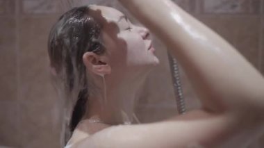 Banyo yapan ve saçlarını yıkayan bir kadın. Yüksek kaliteli FullHD görüntüler