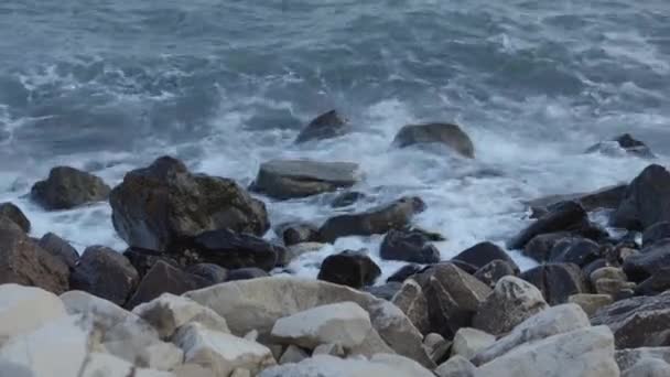Piękne Wybrzeże Miasta Warna Bułgarii Morze Bije Kamienie Niesamowity Krajobraz — Wideo stockowe