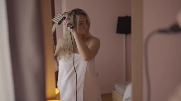 Sexy Selbstbewusstes Hübsches Mädchen Das Sich Die Haare Kräuselt Hochwertiges — Stockvideo