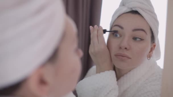 Μια Γυναίκα Βάζει Μαύρη Μάσκαρα Στις Βλεφαρίδες Της Πινέλο Μακιγιάζ — Αρχείο Βίντεο