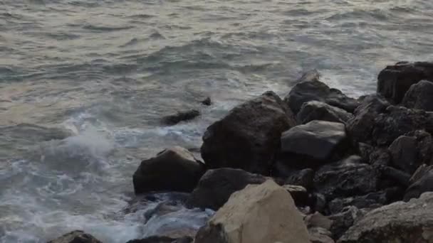 Pantai Indah Kota Varna Bulgaria Laut Berdenyut Melawan Batu Pemandangan — Stok Video