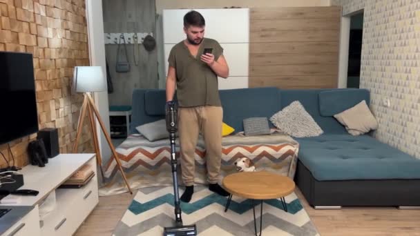 Mężczyzna Mąż Sprzątanie Domu Pomaga Żonie — Wideo stockowe