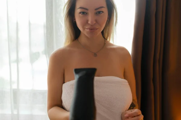 Glückliche Frau Die Ihre Haare Badezimmer Trocknet Haarpflege Schöne Lächelnde — Stockfoto