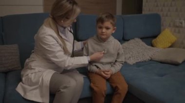 Çocuk doktoru hasta bir çocuğu muayene ediyor. Klinikteki hasta çocuk. Çocukların evde tedavi ettiği virüs..