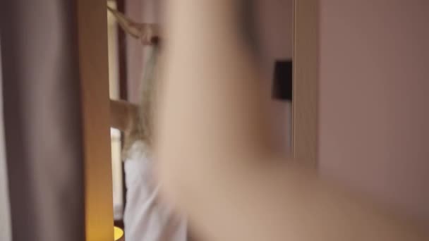 Сексуальная Уверенная Себе Красивая Девушка Забивающая Волосы Высокое Качество Фото — стоковое видео