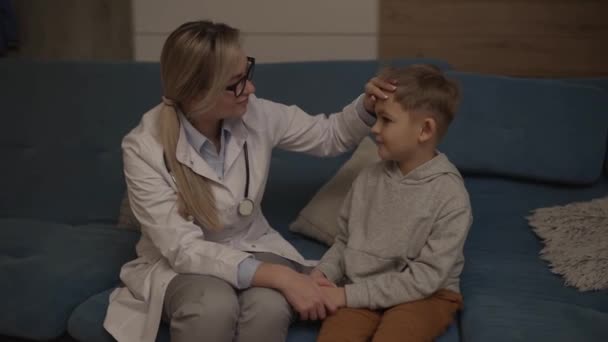 Lekarz Rodzinny Bada Małego Chłopca Domu Pediatra Dziewczyna Leczy Dziecko — Wideo stockowe