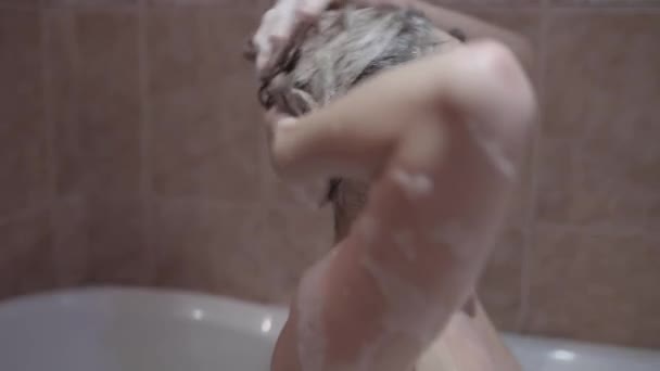 Kobieta Kąpiąca Się Myjąca Włosy Wysokiej Jakości Materiał Filmowy Fullhd — Wideo stockowe