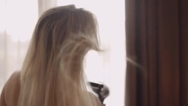 Ευτυχισμένη Γυναίκα Που Στεγνώνει Μαλλιά Της Στο Μπάνιο Φροντίδα Μαλλιών — Αρχείο Βίντεο
