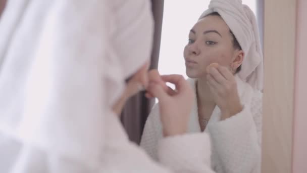 Een Vrouw Brengt Zwarte Mascara Aan Haar Wimpers Met Een — Stockvideo