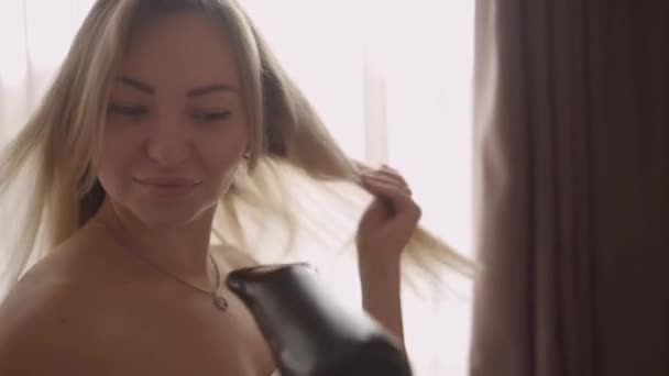 Gelukkige Vrouw Die Haar Haar Droogt Badkamer Haarverzorging Mooie Lachende — Stockvideo