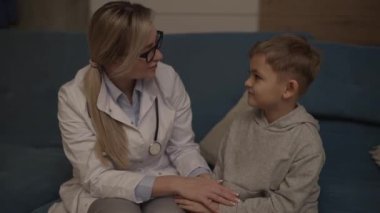 Bir aile doktoru evde küçük bir çocuğu muayene ediyor. Pediyatrist kız çocuğu tedavi eder.. 