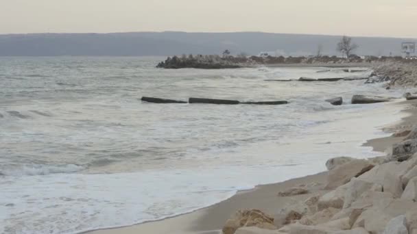 Bulgaristan Varna Kentinin Güzel Kıyıları Deniz Taşlara Çarpıyor Inanılmaz Deniz — Stok video