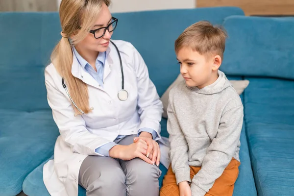 Rodinný Lékař Prohlíží Malého Chlapce Doma Pediatr Dívka Zachází Dítětem — Stock fotografie