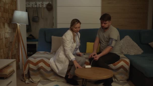 Doktor Měří Mužský Krevní Tlak Doma Terapeut Vyšetřuje Pacienta — Stock video