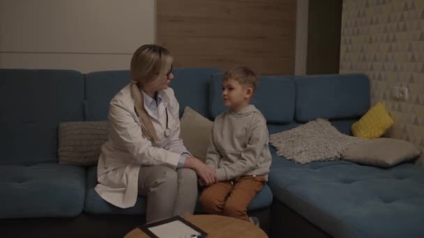 Médecin Famille Examine Petit Garçon Maison Pédiatre Fille Traite Enfant — Video