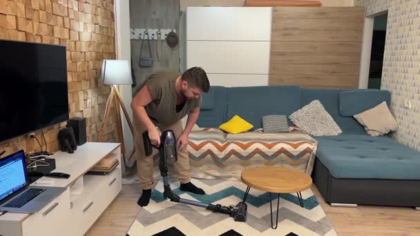男人丈夫帮妻子打扫房子 — 图库视频影像