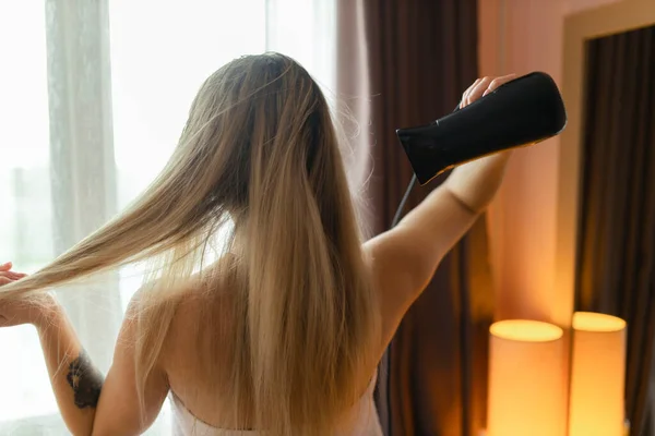 Gelukkige Vrouw Die Haar Haar Droogt Badkamer Haarverzorging Mooie Lachende — Stockfoto