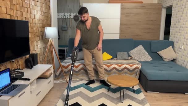 Pria Suami Membersihkan Rumah Membantu Istri — Stok Video