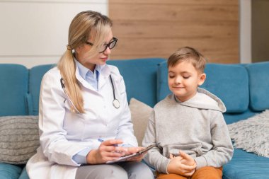 Çocuk doktoru hasta bir çocuğu muayene ediyor. Klinikteki hasta çocuk. Çocukların evde tedavi ettiği virüs..