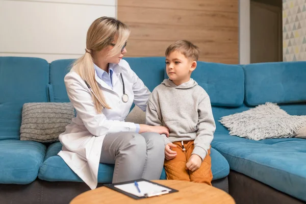 Pediatra Examina Uma Criança Doente Rapaz Doente Clínica Tratamento Domiciliar — Fotografia de Stock