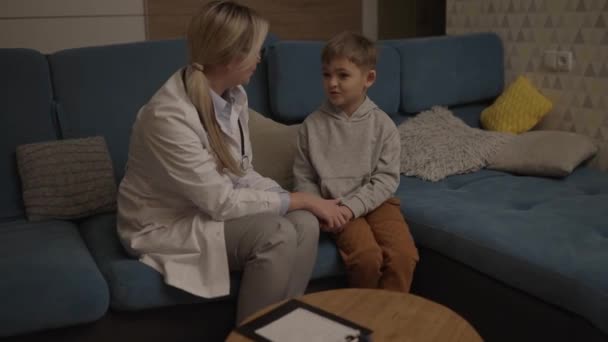 Pédiatre Examine Enfant Malade Malade Clinique Traitement Domicile Virus Chez — Video