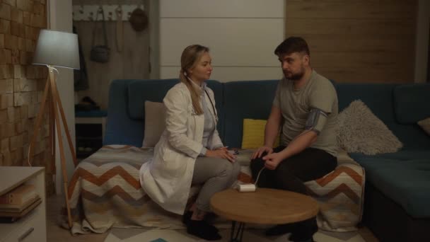 Der Arzt Misst Den Blutdruck Hause Der Therapeut Untersucht Den — Stockvideo
