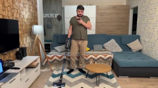Muž Manžel Úklid Domu Pomáhá Manželce — Stock video
