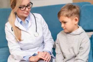 Çocuk doktoru hasta bir çocuğu muayene ediyor. Klinikteki hasta çocuk. Çocukların evde tedavi ettiği virüs..