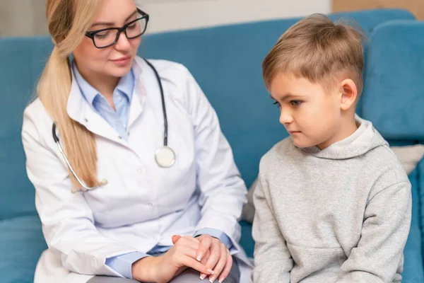 Gyerekorvos Megvizsgált Egy Beteg Gyermeket Beteg Fiú Klinikán Gyermekek Otthoni — Stock Fotó