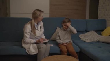Çocuk doktoru hasta bir çocuğu muayene ediyor. Klinikteki hasta çocuk. Çocukların evde tedavi ettiği virüs..