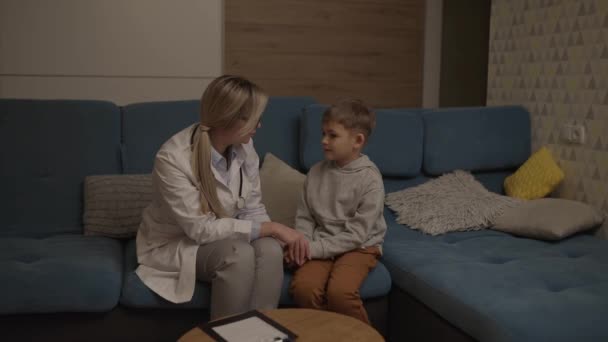 小児科医は病気の子供を検査する 診療所で病気の少年 子供たちの家庭でのウイルスの治療 — ストック動画
