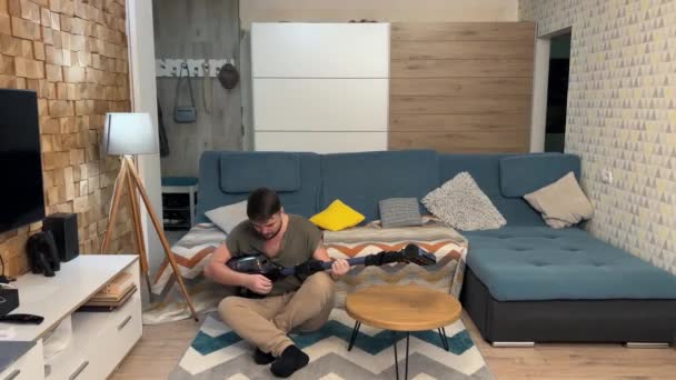 Evi Temizlerken Elektrik Süpürgesi Gibi Çalan Komik Adam — Stok video