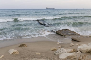 Bulgaristan 'ın Varna kentinin güzel kıyıları. Deniz taşlara çarpıyor, inanılmaz deniz manzarası.. 