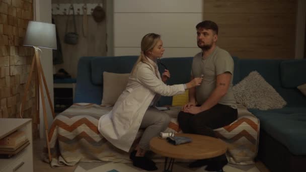 Orvosok Nővér Elfoglalt Vizsgálata Egy Férfi Betegség Otthon Egy Otthoni — Stock videók