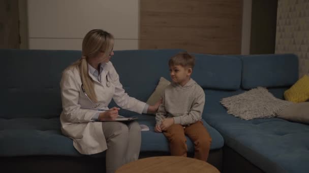 Barnläkare Undersöker Ett Sjukt Barn Sjuk Pojke Kliniken Behandling Viruset — Stockvideo