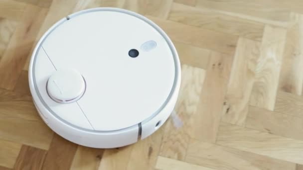 自動掃除機 木製の床にロボット掃除機掃除機真空 ロボット掃除機掃除機効率よく家を掃除します スマートホーム 高品質4K映像 — ストック動画