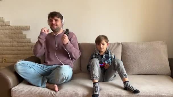 Pai Filho Sentados Sofá Salão Jogando Videogame — Vídeo de Stock