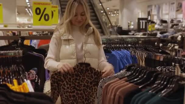 Ευτυχισμένη Νεαρή Γυναίκα Που Αγοράζει Καινούργια Ρούχα Πώληση Μόδας Ψώνια — Αρχείο Βίντεο