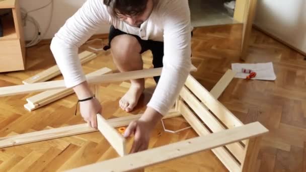 Mann Baut Neues Holzregal Und Möbel Der Wohnung Zusammen — Stockvideo