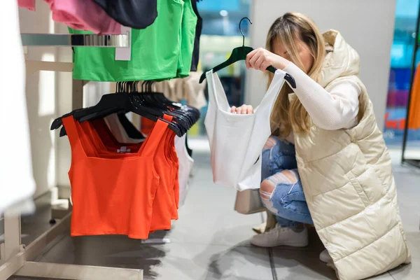 Jovem Feliz Comprando Roupas Novas Loja Venda Compras Moda Conceito — Fotografia de Stock