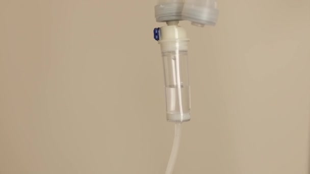 病院での病棟 点滴での生理食塩水の滴のクローズアップ 解決策はゆっくりと落ちています 病気の治療 手術後の薬 — ストック動画