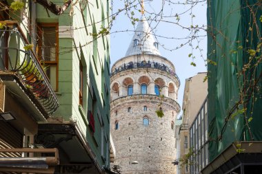 İstanbul, Türkiye 'nin harika eski caddesinde Galata Kulesi. 