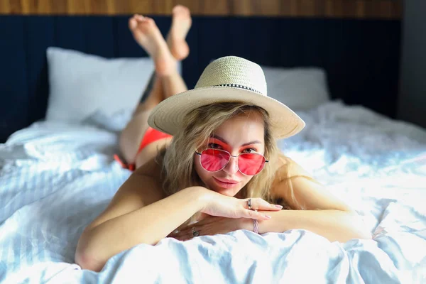 Uma Jovem Mulher Sorrindo Biquíni Vermelho Fica Perto Cama Quarto — Fotografia de Stock